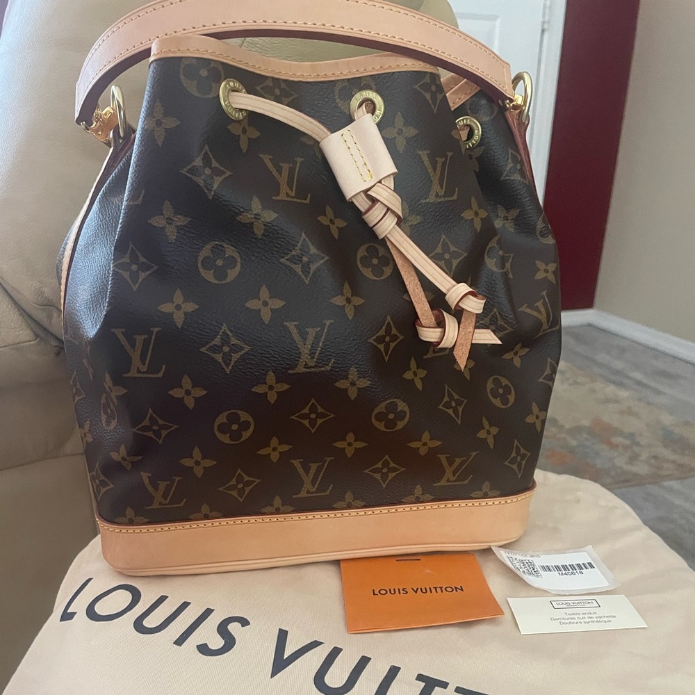 Used once ! LV Petit Noe Bucket Bag w/straps , box, dustcover label & tag